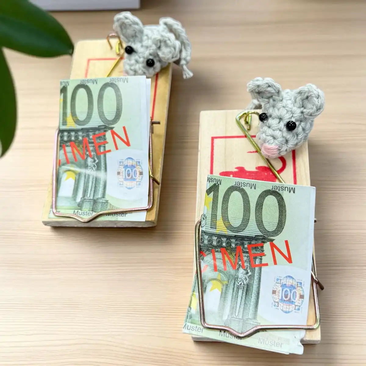 Handgemachtes Geldgeschenk Mausefalle mit gehäkelter Maus – humorvolle Geschenkidee mit Geldschein, Handmade von Nette Dinge