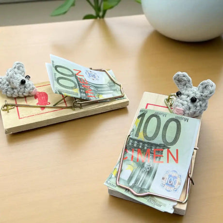 Handgemachtes Geldgeschenk Mausefalle mit gehäkelter Maus – humorvolle Geschenkidee mit Geldschein, Handmade von Nette Dinge