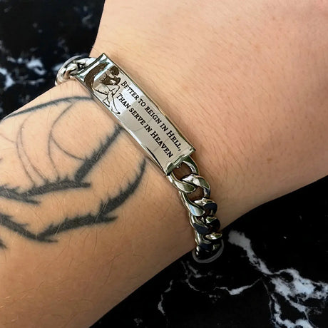 Gliederkette Edelstahl mit Wunschgravur. Armband aus Titanstahl mit verstellbarem Plättchen von Dreizack mit individueller Gravur