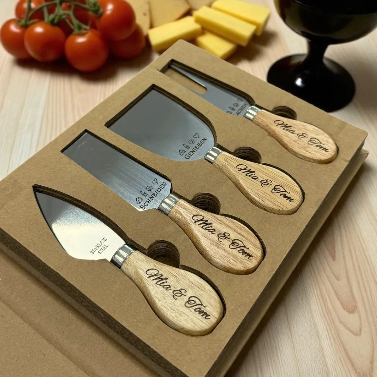 4-teiliges Käsewerkzeug-Set aus Edelstahl & Holzgriffen – personalisierbar mit Gravur, im Geschenkkarton