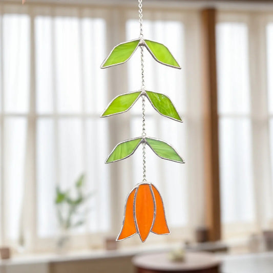 Tulpe, Handgemachte Glasdeko von Magpie Castle, Tiffany-Technik, Naturmotive wie Monstera, Pilze & Blumen, zum Aufhängen oder als Pflanzenstecker, kunstvolle Glaskunst aus Österreich.