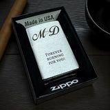 Zippo Feuerzeug Chrom gebürstet – personalisiertes Sturmfeuerzeug graviert in Wien, Messinggehäuse, Original Zippo mit Gravur von Dreizack Wien