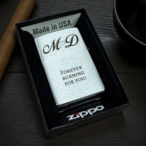 Zippo Feuerzeug Chrom gebürstet – personalisiertes Sturmfeuerzeug graviert in Wien, Messinggehäuse, Original Zippo mit Gravur von Dreizack Wien