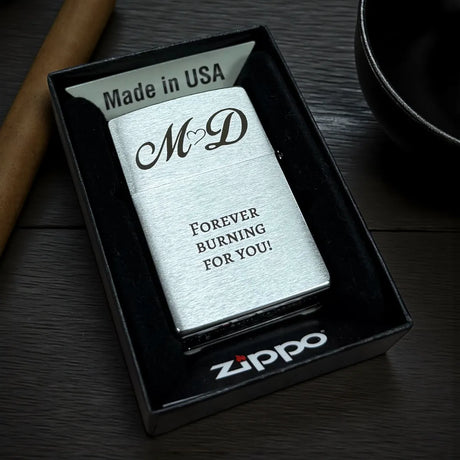 Zippo Feuerzeug Chrom gebürstet – personalisiertes Sturmfeuerzeug graviert in Wien, Messinggehäuse, Original Zippo mit Gravur von Dreizack Wien