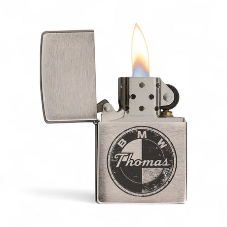 Zippo Feuerzeug Chrom gebürstet – personalisiertes Sturmfeuerzeug graviert in Wien, Messinggehäuse, Original Zippo mit Gravur von Dreizack Wien