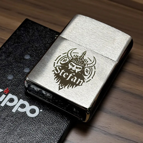 Zippo Feuerzeug Chrom gebürstet – personalisiertes Sturmfeuerzeug graviert in Wien, Messinggehäuse, Original Zippo mit Gravur von Dreizack Wien