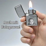 Zippo Feuerzeug Chrom gebürstet – personalisiertes Sturmfeuerzeug graviert in Wien, Messinggehäuse, Original Zippo mit Gravur von Dreizack Wien