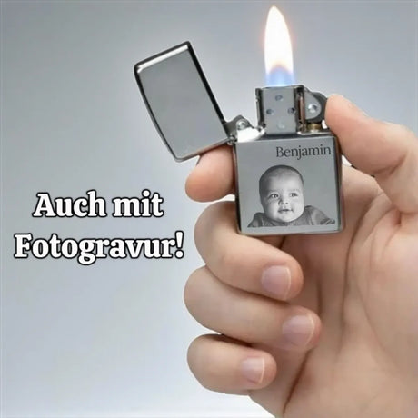 Zippo Feuerzeug Chrom gebürstet – personalisiertes Sturmfeuerzeug graviert in Wien, Messinggehäuse, Original Zippo mit Gravur von Dreizack Wien