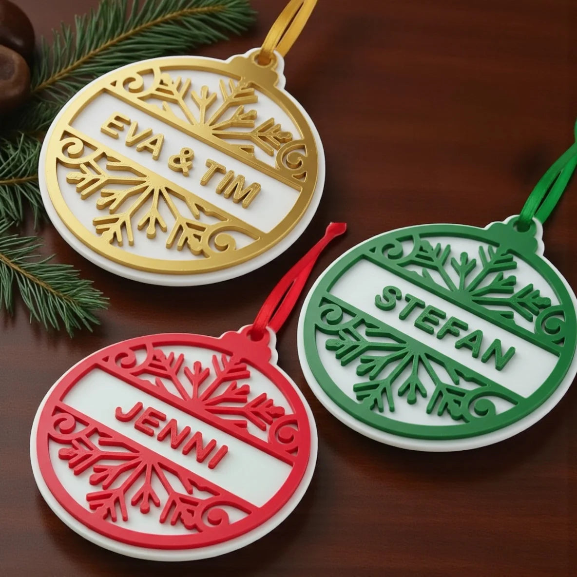 Personalisierbares Weihnachtsornament Schneeflocke – 3D-gedruckt aus PLA, mit Namen, handgemacht in Wien, nachhaltige Weihnachtsdeko von Dreizack