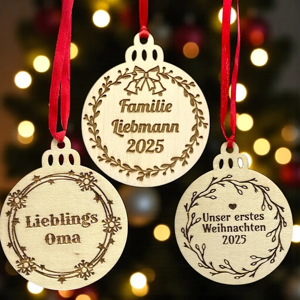 Personalisierbares Holz Weihnachtsornament mit Gravur– Christbaumkugel flach 8,9 cm, 5 Designs