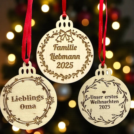 Personalisierbares Holz Weihnachtsornament mit Gravur– Christbaumkugel flach 8,9 cm, 5 Designs