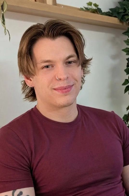 Portrait von Dominik Kögler auf dem er lächelt.