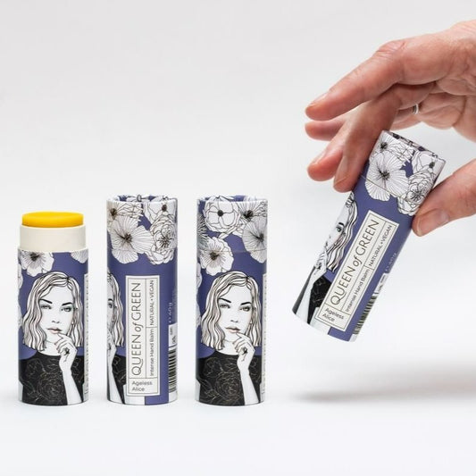 Ageless Alice Handbalsam-Stick von Queen of Green – vegane Handpflege mit Ringelblume, Hyaluronsäure & plastikfreier FSC-Verpackung