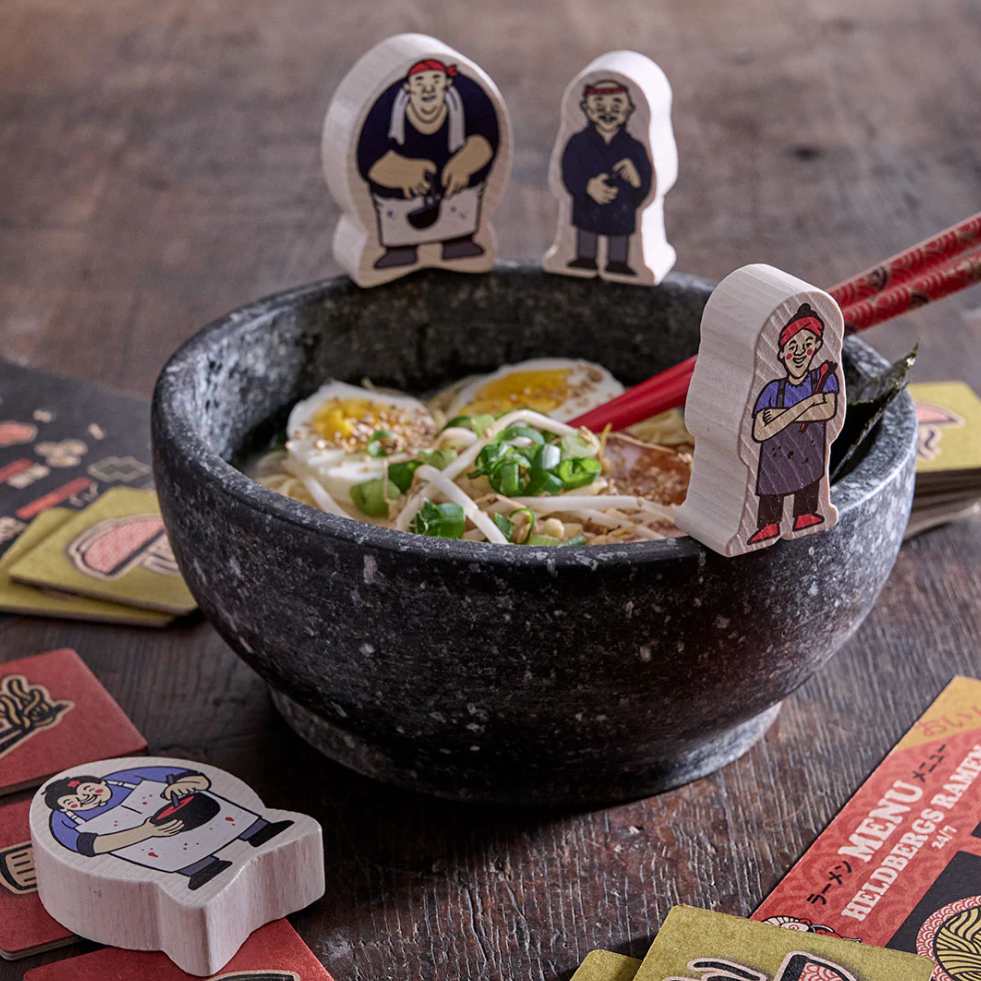 Ramen Chef Spielmaterial – Massivholz-Miniaturen & Kraftpapier-Karten