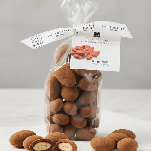 Schokoladenmandeln mit Zimt – handgemachte Schokonüsse mit Mandeln & Milchschokolade, 150 g, Love In A Box Chocolatier