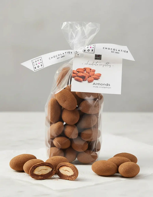 Schokoladenmandeln mit Zimt – handgemachte Schokonüsse mit Mandeln & Milchschokolade, 150 g, Love In A Box Chocolatier