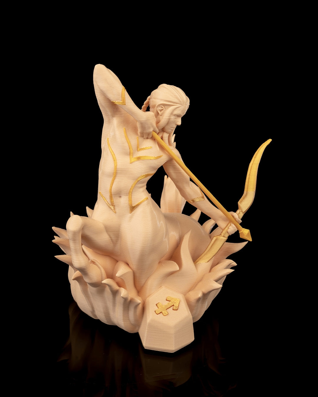 Sagittarius-Figur (Schütze) aus 3D-Druck, modern und minimalistisch, mit Sternbild auf der Unterseite. Nachhaltig aus PLA (Maisstärke), in zwei Größen und Farbvarianten. Perfekt für Schütze-Geborene (23. November – 21. Dezember).