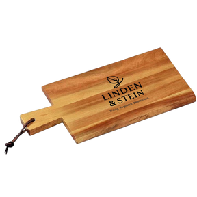 Gravierbares Schneidbrett aus Akazienholz mit Griff und Lederband – FSC-zertifiziert, 35×18 cm, personalisiert bei Dreizack Wien
