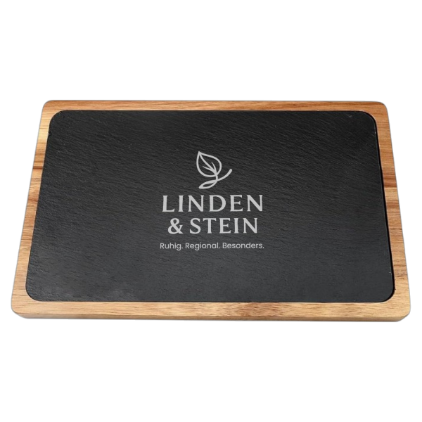 2-in-1 Servierbrett mit Gravur – Kombination aus FSC-Akazienholz und Schieferplatte, 28×20 cm, individuell graviert in Wien bei Dreizack