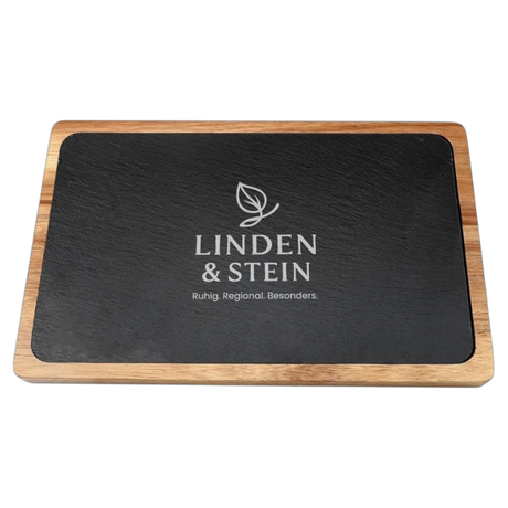 2-in-1 Servierbrett mit Gravur – Kombination aus FSC-Akazienholz und Schieferplatte, 28×20 cm, individuell graviert in Wien bei Dreizack