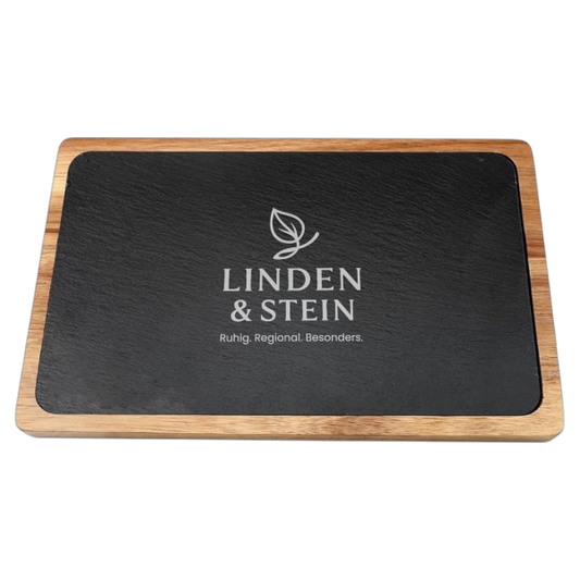 2-in-1 Servierbrett mit Gravur – Kombination aus FSC-Akazienholz und Schieferplatte, 28×20 cm, individuell graviert in Wien bei Dreizack