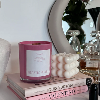 Pure Garden Duftkerze von Szari Atelier, handgefertigt aus veganem Raps- und Kokoswachs, mit blumigen und frischen Duftnoten, Holzdocht für beruhigendes Knistern. Gratis Premium Streichhölzer inklusive.

