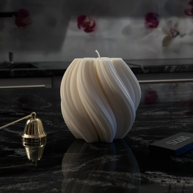 Swirl Duftkerze von Szari Atelier, handgefertigt aus veganem Raps- und Kokoswachs, wähle zwischen Dark Love, Elastic Heart und Pure Garden, inklusive Premium Streichhölzer.