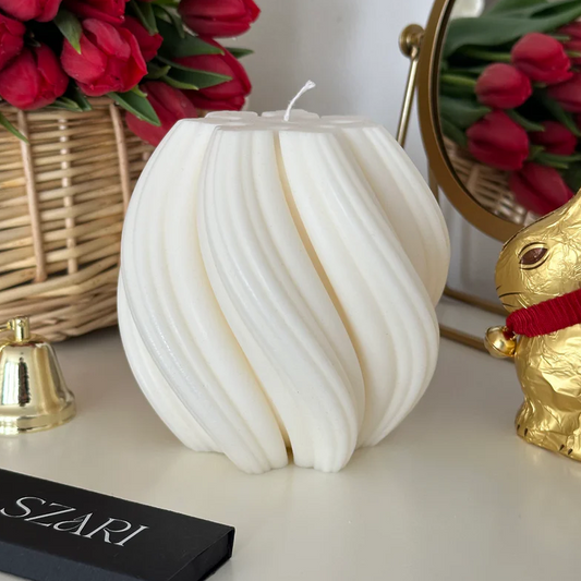 Swirl Duftkerze von Szari Atelier, handgefertigt aus veganem Raps- und Kokoswachs, wähle zwischen Dark Love, Elastic Heart und Pure Garden, inklusive Premium Streichhölzer.