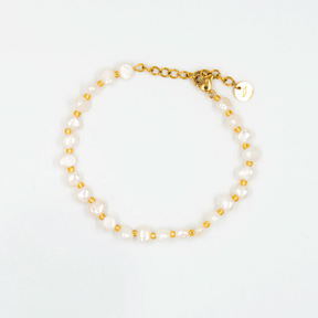 Emilia Armband von Calior, filigrane Gliederkette aus Edelstahl mit 18K PVD-Goldbeschichtung, minimalistisch und verstellbar für perfekten Sitz.