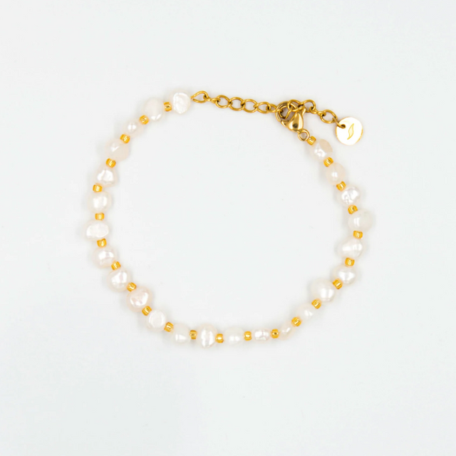 Emilia Armband von Calior, filigrane Gliederkette aus Edelstahl mit 18K PVD-Goldbeschichtung, minimalistisch und verstellbar für perfekten Sitz.