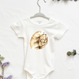 MiniDei Design Baby Body "Bären Familie", aus 100% Baumwolle, schadstoffgeprüft und mit liebevollem Bärenmotiv, in verschiedenen Größen erhältlich.