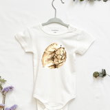 MiniDei Design Baby Body "Bären Familie", aus 100% Baumwolle, schadstoffgeprüft und mit liebevollem Bärenmotiv, in verschiedenen Größen erhältlich.