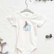 MiniDei Design Baby Body "Hühner Familie", aus 100% Baumwolle, schadstoffgeprüft und mit liebevollem Huhnmotiv, in verschiedenen Größen erhältlich.