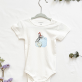 MiniDei Design Baby Body "Hühner Familie", aus 100% Baumwolle, schadstoffgeprüft und mit liebevollem Huhnmotiv, in verschiedenen Größen erhältlich.