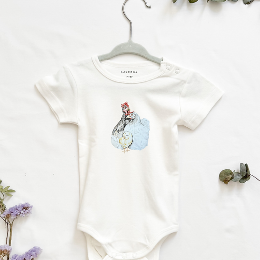 MiniDei Design Baby Body "Hühner Familie", aus 100% Baumwolle, schadstoffgeprüft und mit liebevollem Huhnmotiv, in verschiedenen Größen erhältlich.