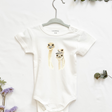 MiniDei Design Baby Body "Straußen Familie", aus 100% Baumwolle, schadstoffgeprüft und mit liebevollem Straußmotiv, in verschiedenen Größen erhältlich.