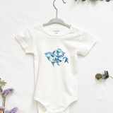 MiniDei Design Baby Body "Wal Familie", aus 100% Baumwolle, schadstoffgeprüft und mit liebevollem Walmotiv, in verschiedenen Größen erhältlich.