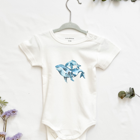 MiniDei Design Baby Body "Wal Familie", aus 100% Baumwolle, schadstoffgeprüft und mit liebevollem Walmotiv, in verschiedenen Größen erhältlich.