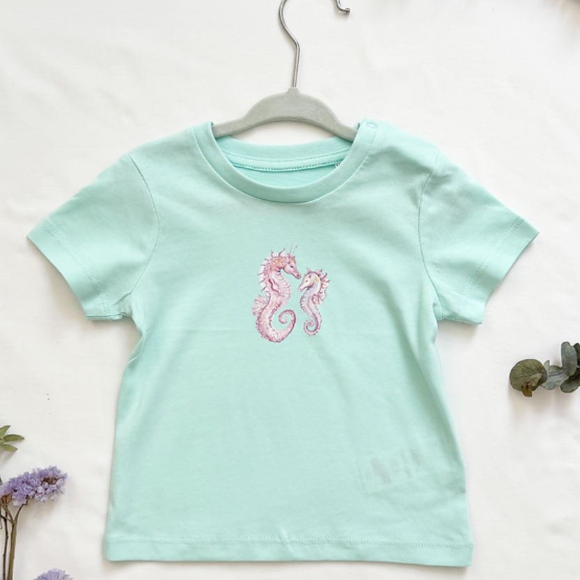 MiniDei Design Bio Baumwoll T-Shirt "Seepferdchen", aus 100% Bio-Baumwolle, handgezeichnetes Seepferdchen-Motiv, schadstoffgeprüft, in verschiedenen Größen erhältlich.