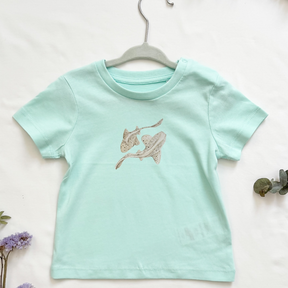 MiniDei Design Bio Baumwoll T-Shirt "Tiger Hai", aus 100% Bio-Baumwolle, handgezeichnetes Hai-Motiv, schadstoffgeprüft, in verschiedenen Größen erhältlich.