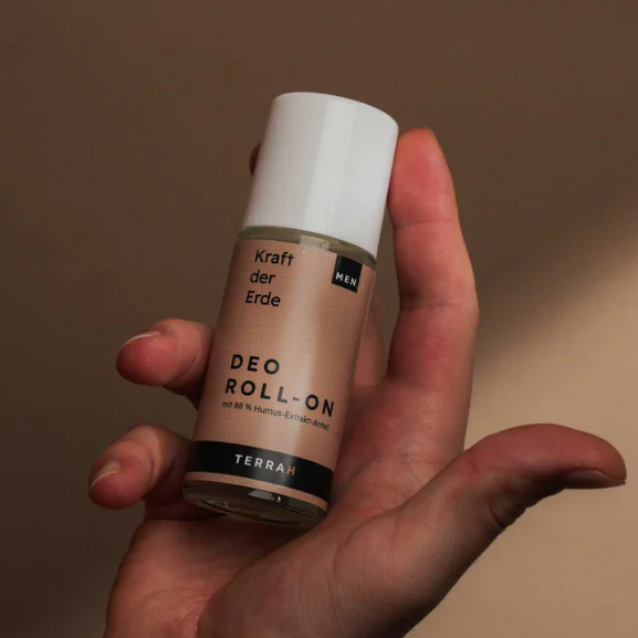TerraH Deodorant Roll-On für Männer mit 88,75 % Humus-Extrakt. Natürliches, aluminiumfreies Deo, das langanhaltende Frische und Schutz bietet. Duft "Titanium" – maskulin und elegant.
