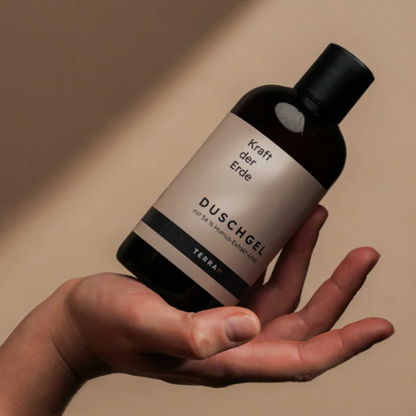 TerraH Frauen-Pflegeset mit Duschgel, Shampoo und Deo Roll-On. Hochwertige Naturkosmetik mit Humus-Extrakten und dem Duft "La vie en Rose" für natürliche Pflege und Frische.