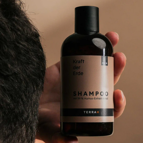 TerraH Männer-Pflegeset S mit Duschgel und Shampoo in der Duftnote "Titanium." Natürlich, effektiv und sanft dank Humus-Extrakten, verpackt in einer eleganten Geschenkbox.