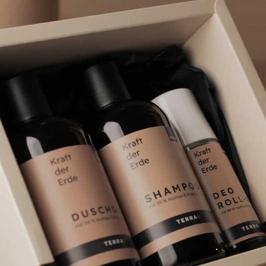 TerraH Männer-Pflegeset mit Duschgel, Shampoo und Deo Roll-On in der Duftnote "Titanium." Natürlich und effektiv mit Humus-Extrakten, verpackt in einer hochwertigen Geschenkbox.
