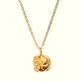 Leberkässemmel Kette von Calior Jewelry – handgefertigte Halskette in 18K PVD-Gold, Wiener Statement-Schmuck, wasserfest