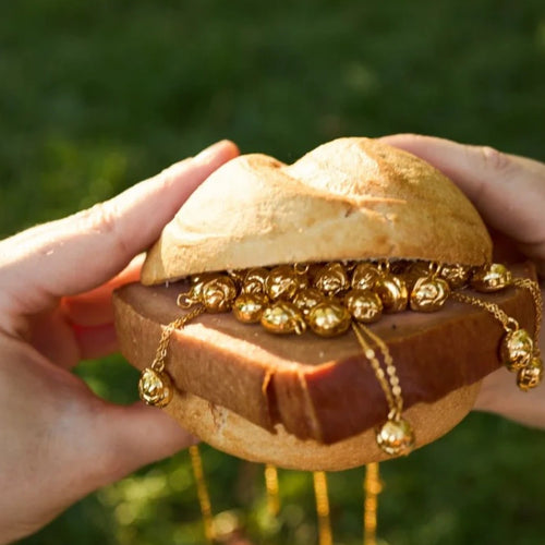 Leberkässemmel Kette von Calior Jewelry – handgefertigte Halskette in 18K PVD-Gold, Wiener Statement-Schmuck, wasserfest