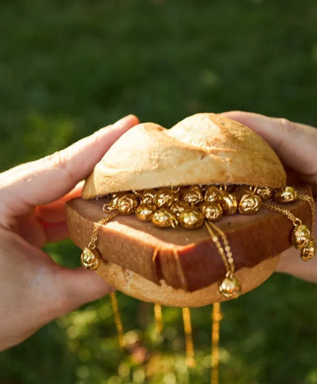 Leberkässemmel Kette von Calior Jewelry – handgefertigte Halskette in 18K PVD-Gold, Wiener Statement-Schmuck, wasserfest