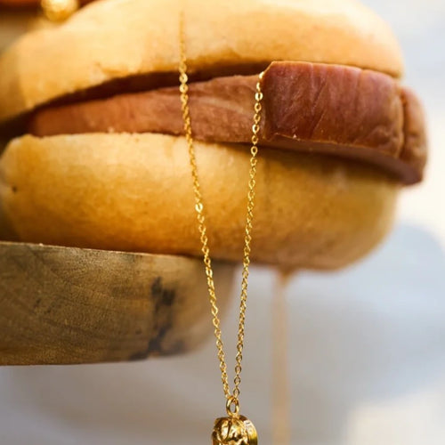 Leberkässemmel Kette von Calior Jewelry – handgefertigte Halskette in 18K PVD-Gold, Wiener Statement-Schmuck, wasserfest