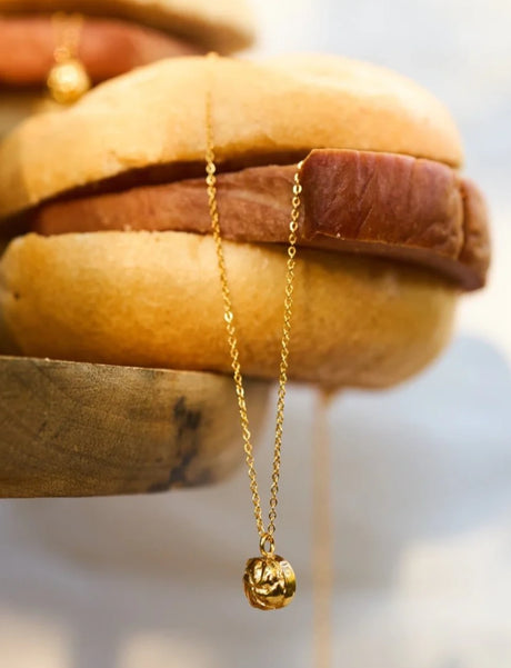 Leberkässemmel Kette von Calior Jewelry – handgefertigte Halskette in 18K PVD-Gold, Wiener Statement-Schmuck, wasserfest