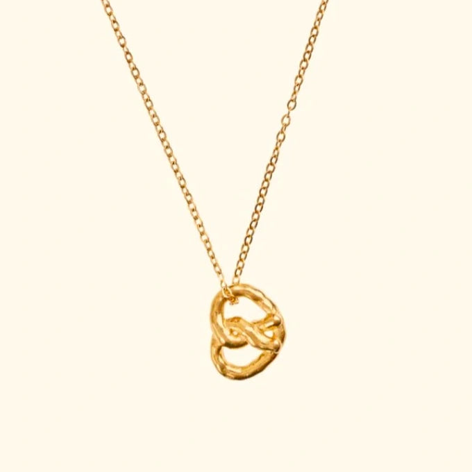 Brezel Necklace von Calior Jewelry – vergoldete Halskette aus Edelstahl, Glücksbringer Schmuckstück, handgefertigt, wasserfest